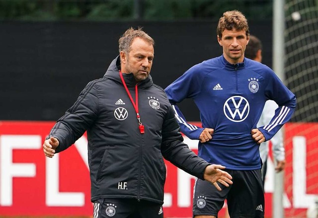 Bundestrainer Hansi Flick (links) mit Nationalspieler Thomas Mller  | Foto: Marcus Brandt (dpa)