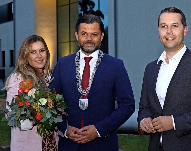 Andreas Heck (mit Frau Claudia) wurde ...m Amt als Brgermeister verpflichtet.   | Foto: Reiner Beschorner