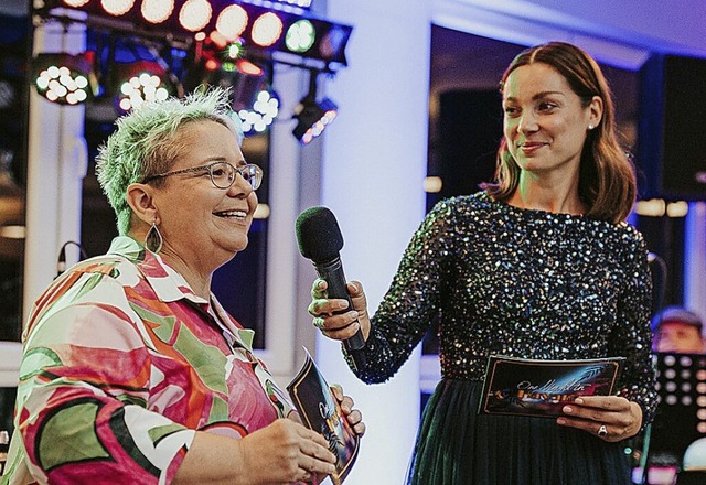 Dorothea Oldak  vom Stiftungsteam (lin...von den bisher gefrderten Projekten.   | Foto: Dimitri Dell