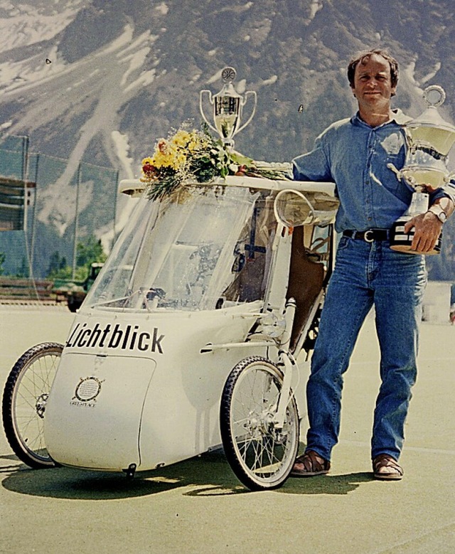 Rolf Disch mit Solarauto und Weltmeisterpokal 1987  | Foto: privat