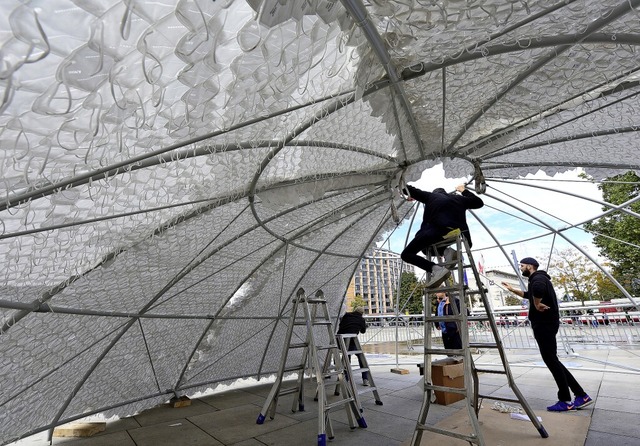 Ein Dach aus 20000 Masken &#8211; auf ...undamental Pavillon&#8220; entstanden.  | Foto: Ingo Schneider