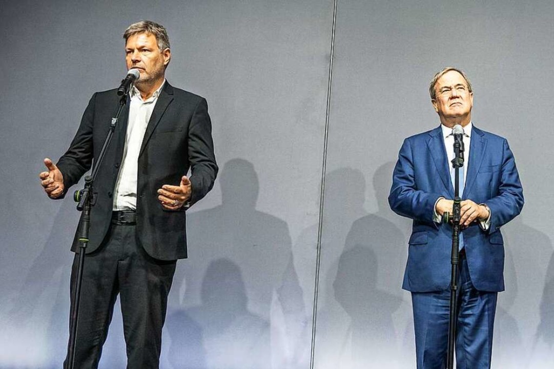 Die Union ist aus Sicht der Grnen nur...rt Habeck (Grne), Armin Laschet (CDU)  | Foto: Michael Kappeler (dpa)