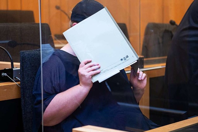 Zu Beginn des Prozesses im Missbrauchs...r eines Opfers im Landgericht Mnster.  | Foto: Guido Kirchner (dpa)