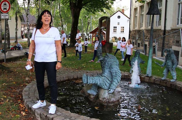 Marlene Wieland (links), die Chefin de...s und ihren Ortsteil am Narrenbrunnen.  | Foto: Stadt Offenburg