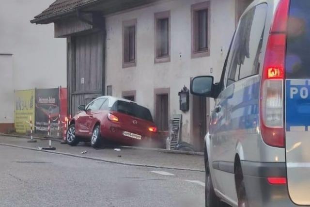 Autofahrerin prallt in Atzenbach gegen eine Hauswand