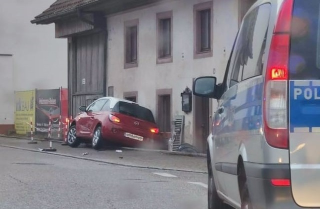 Das Auto prallte gegen eine Hauswand.  | Foto: Privat