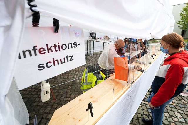 Um die Impfquote zu erhhen, hat Emmen... sie fr das Thema zu sensibilisieren.  | Foto: Bernd Weibrod (dpa)