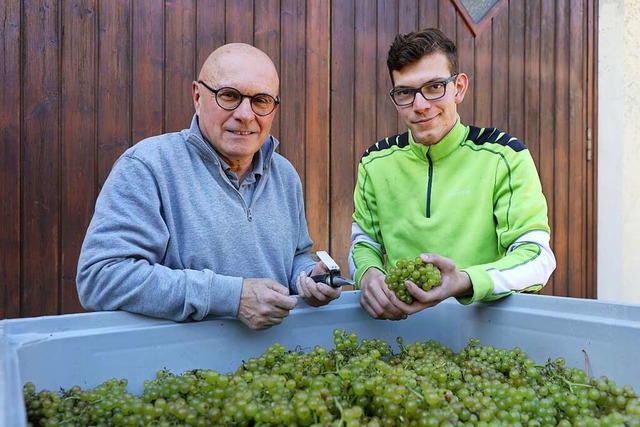 Lothar Schwrer (links) vom Weingut in Schmieheim mit Sohn Florian  | Foto: Christoph Breithaupt