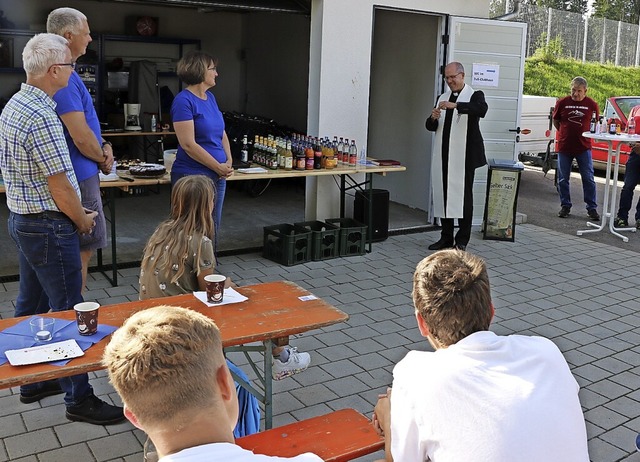 Pfarrer Fabian Schneider segnete die n...reinsmitglieder feierten das Ereignis.  | Foto: Martha Weishaar
