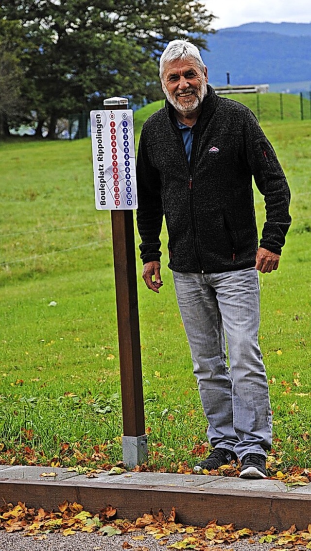 Roland Schlachter an der neuen Boulebahn in Rippolingen  | Foto: Hans-Walter Mark