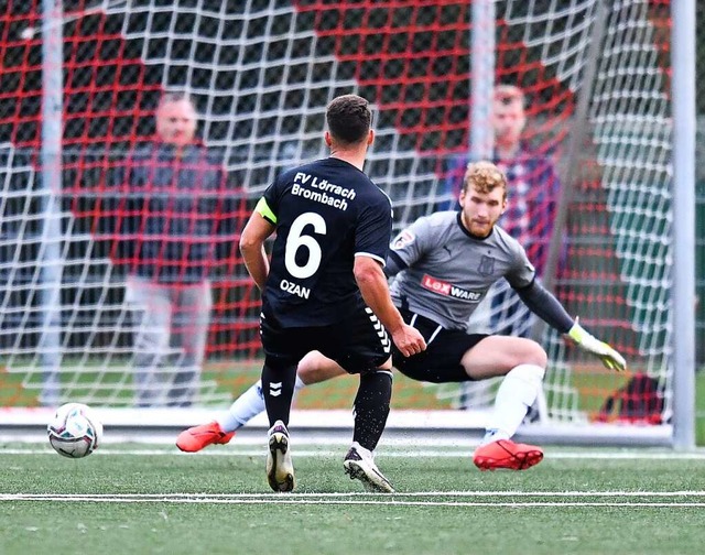 Die Entscheidung noch vor der Pause: B...n FFC-Keeper Niklas Schindler zum 3:0.  | Foto: Achim Keller