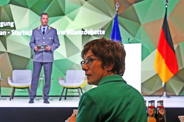 Die Ministerin Kramp-Karrenbauer bei der Veranstaltung in Berlin  | Foto: Wolfgang Kumm