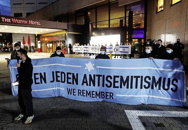 Demonstration vor dem Leipziger Westin Hotel am Dienstagabend  | Foto: Dirk Knofe (dpa)