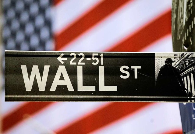 Ein Straenschild an der Wall Street in New York  | Foto: A2800 epa Justin Lane