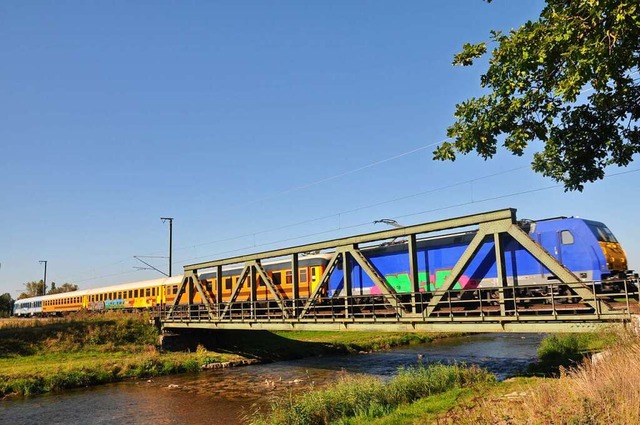 Das Foto zeigt einen der Ersatzzge au...ar sind auch die Graffiti auf der Lok.  | Foto: Joachim Mller-Bremberger