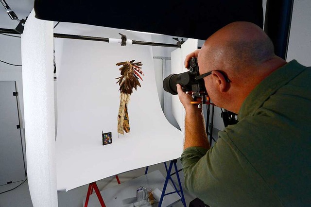 Fotograf Axel Killian  fotografiert ei...bpuppe in Vogelgestalt aus Westafrika.  | Foto: Ingo Schneider