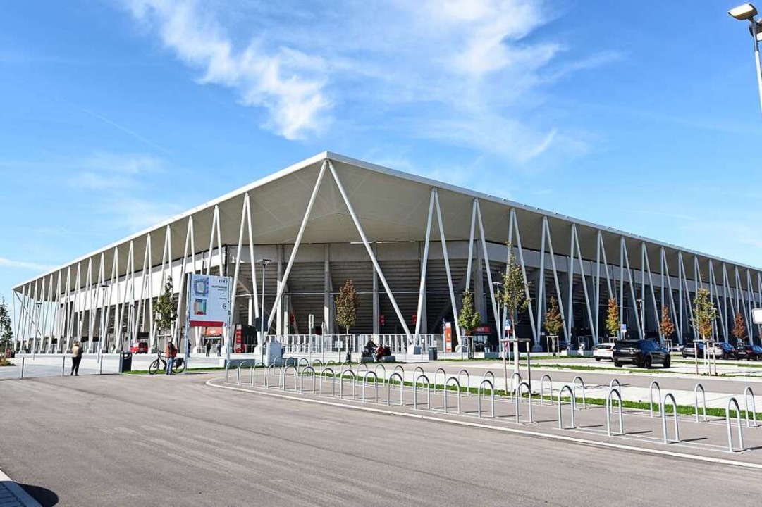Das neue Stadion am Flugplatz sollte M...mehr erwartet, zum Beispiel mehr Holz.  | Foto: Rita Eggstein