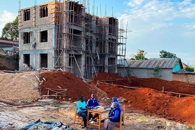 Lebenshaus in Uganda auf eigene Beine stellen