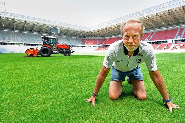 SC-Greenkeeper Alfred Melcher kmmert ...die Rasenpflege im Europa-Park Stadion  | Foto: Michael Bamberger