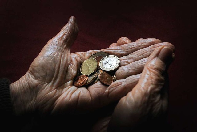 Viele Menschen erhalten im Alter nur e...g in die Rentenkasse einbezahlt haben.  | Foto: Karl-Josef Hildenbrand (dpa)