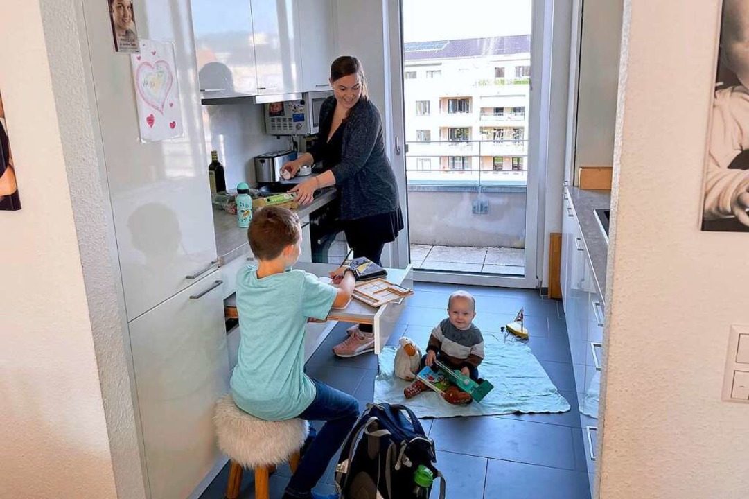 Vera Käflein mit zweien ihrer Söhne in...er eigentlich viel zu kleinen Wohnung.  | Foto: Privat