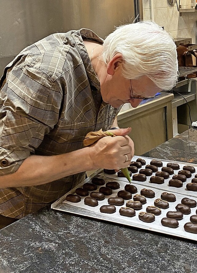 Meister-Chocolatier aus Zutphen  Huub Janson bei der Arbeit  | Foto: Christoph Driessen (dpa)