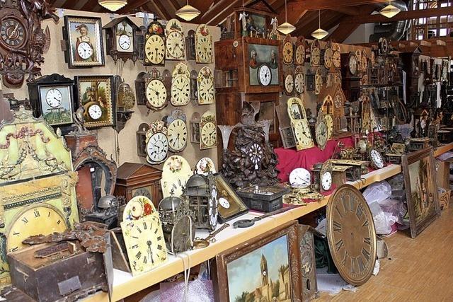 Antike Uhren in allen Gren auf der Eisenbacher Uhrenbrse.
