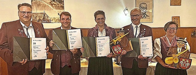 Ehrungen der Mitglieder der Trachtenka...Geehrten Ernst Waldvogel das Geschenk.  | Foto: Armin Kpfer