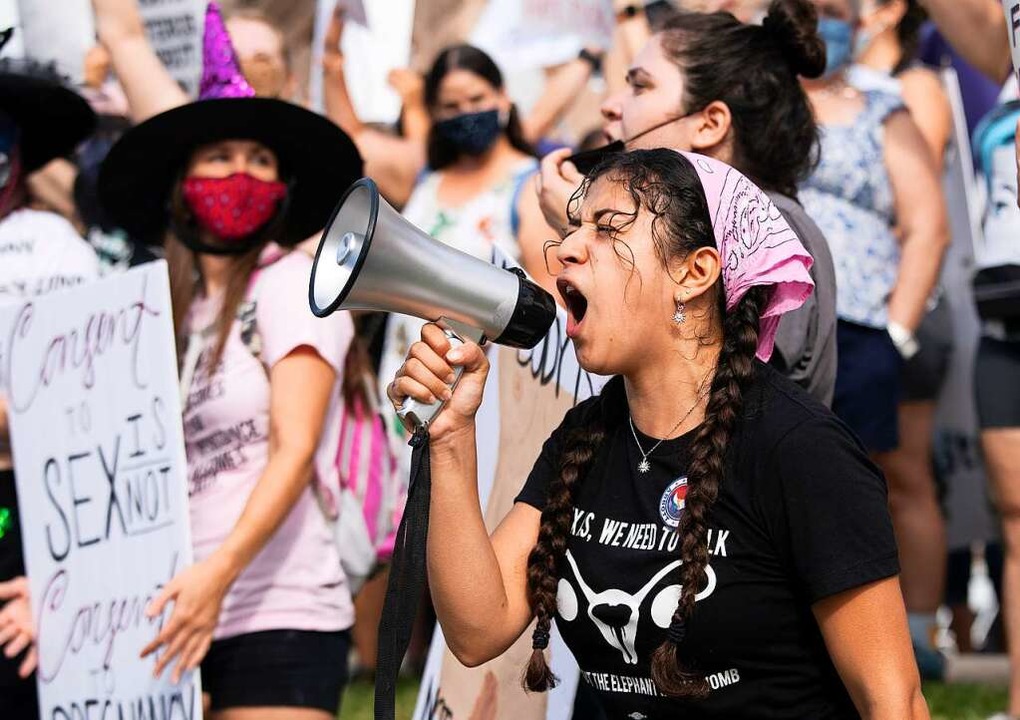 Tausende  Frauen demonstrierten vergan...gen das umstrittene Abtreibungsgesetz.  | Foto: Bob Daemmrich