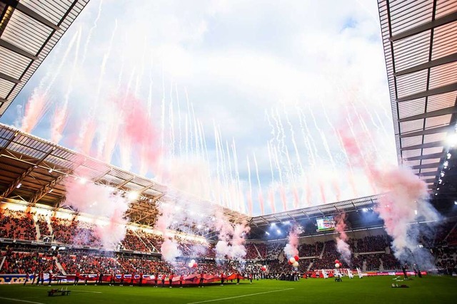 Partystimmung am Wolfswinkel: Vor dem Spiel gab&#8217;s Feuerwerk.  | Foto: Tom Weller (dpa)