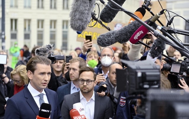 Der Medienrummel ist gewaltig: Sebasti...ndesprsident Alexander Van der Bellen  | Foto: Herbert Neubauer