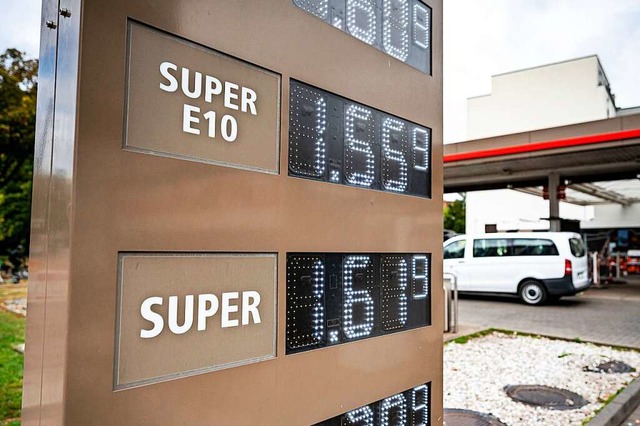 An der Tankstelle kennt der Preis fr ...d Diesel nur eine Richtung: nach oben.  | Foto: Fabian Sommer (dpa)