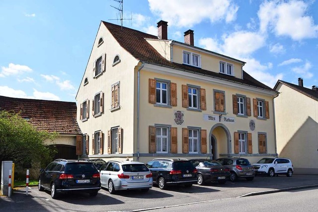 Das Alte Rathaus in Nollingen nach der...hn weiteren Wohnungen abreien mchte.  | Foto: Horatio Gollin