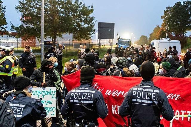 Aktivisten blockieren die Zufahrt von Heckler & Koch