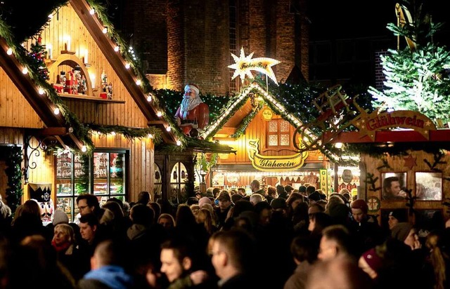 Bald ist es soweit: Der Weihnachtsmarkt kehrt nach einer Corona-Pause zurck.  | Foto: Hauke-Christian Dittrich (dpa)