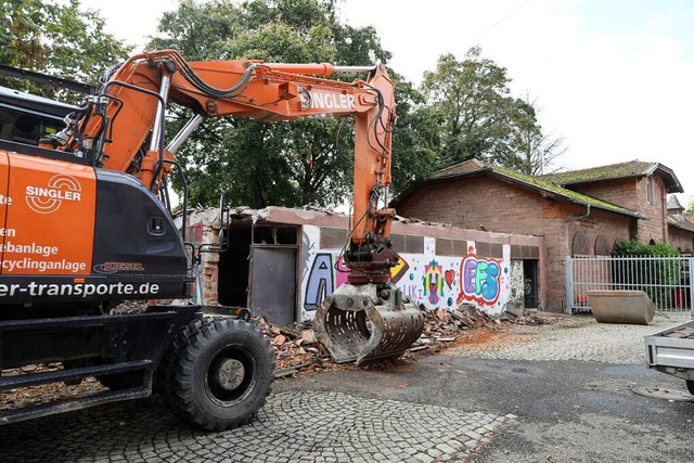 Am Lahrer Schlachthof laufen die Abrissarbeiten.  | Foto: Christoph Breithaupt