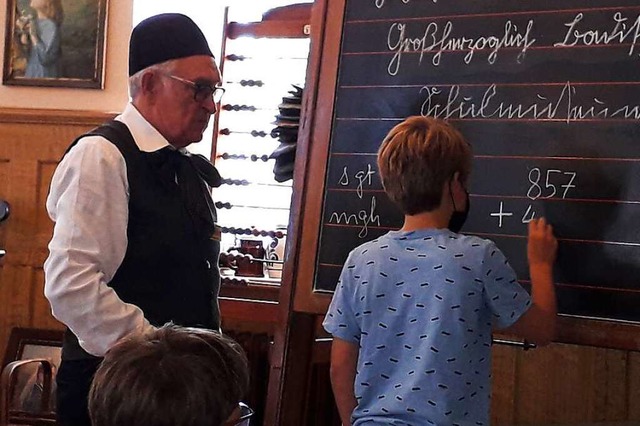 Heinrich Burda lsst an der Schiefertafel rechnen.  | Foto: Privat