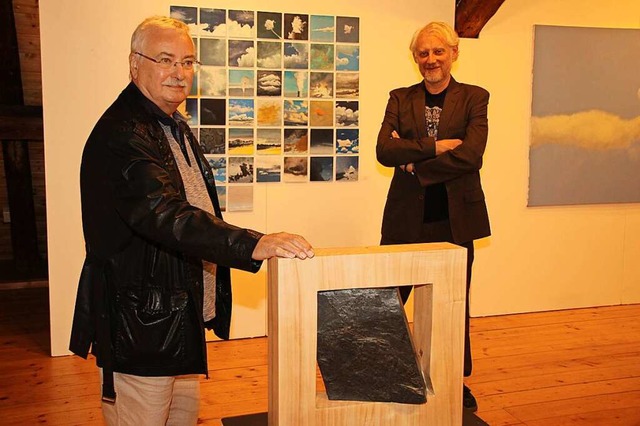 Werner Ewers (links) und  Helge Emmaneel stellen beim Marcher Kunstverein aus.  | Foto: Mario Schneberg