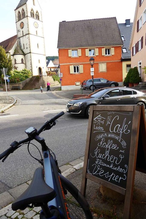 In Britzingen lässt es sich  gut pausieren im Dorfladen-Café.  | Foto: Michael Neubauer