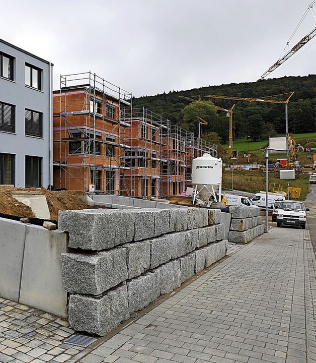 Graue Mauern im Neubaugebiet  | Foto: Christoph Breithaupt
