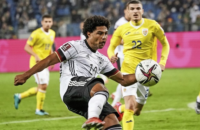 Serge Gnabry (am Ball) traf fr das de...s war sein 20. Tor im 30. Lnderspiel.  | Foto: Axel Heimken (dpa)