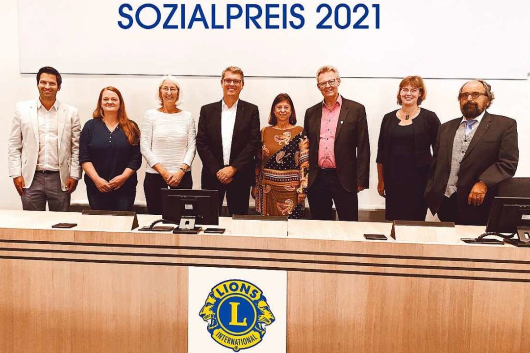 Das Foto zeigt von links: Philipp-Maxi...Lang und Klaus Seilnacht (Lions Club).  | Foto: Lions Club
