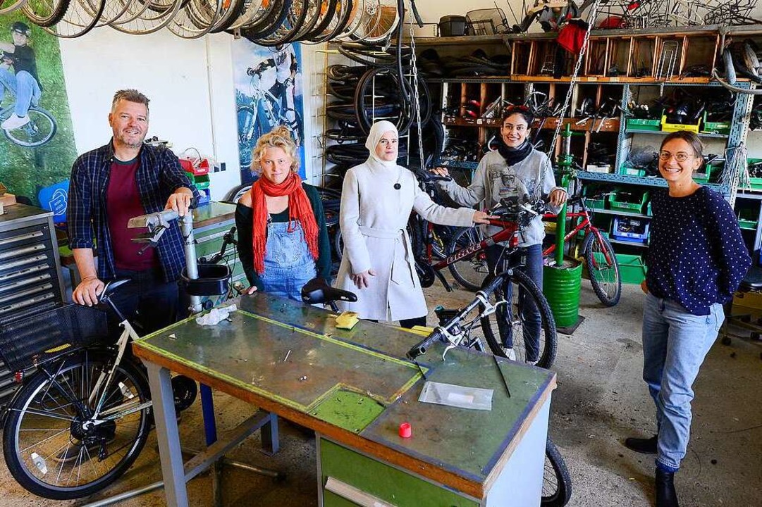 Der Bike-Bridge-Team in der  Fahrradwe...i, Shahrzad Enderle und Clara Speidel.  | Foto: Ingo Schneider