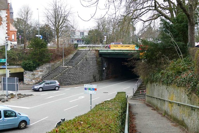 Die Eisenbahnbrcke ber der Basler Strae soll erneuert werden.  | Foto: Verena Pichler