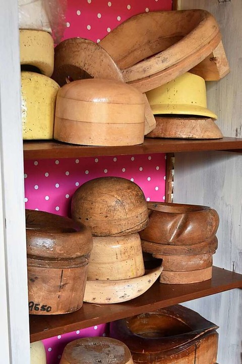 Alte Hutformen verwendet Elisabeth Breuer gern &#8211; auch als Inspiration.  | Foto: Sophia Hesser