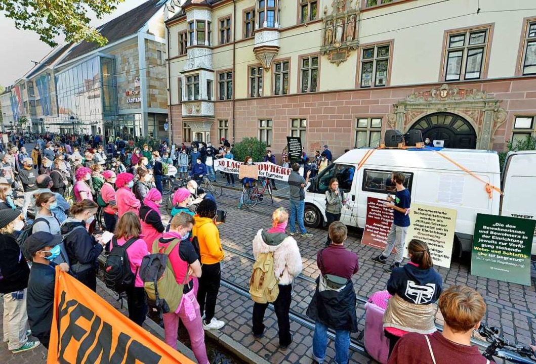 Die Redebeitrge auf der Kundgebung wu...uf Englisch und Franzsisch bersetzt.  | Foto: Michael Bamberger