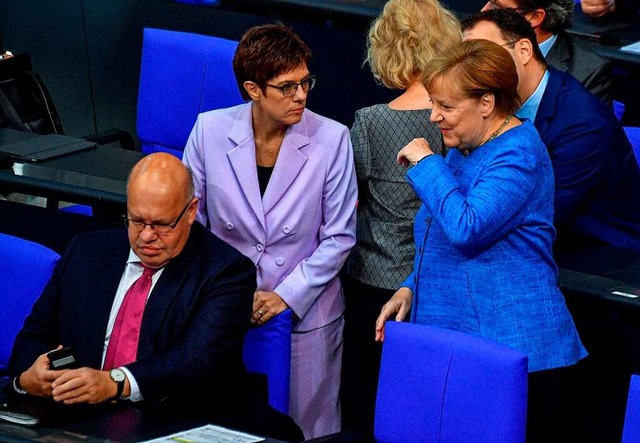 Wirtschaftsminister Altmaier, Verteidi...nbauer und Kanzlerin Merkel (v.l.n.r.)  | Foto: JOHN MACDOUGALL (AFP)