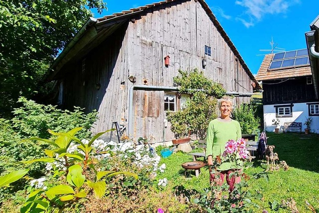 Patricia Fromm, eine von drei Dutzend ...ern in Khlenbronn, vor ihrem Anwesen.  | Foto: Gerald Nill