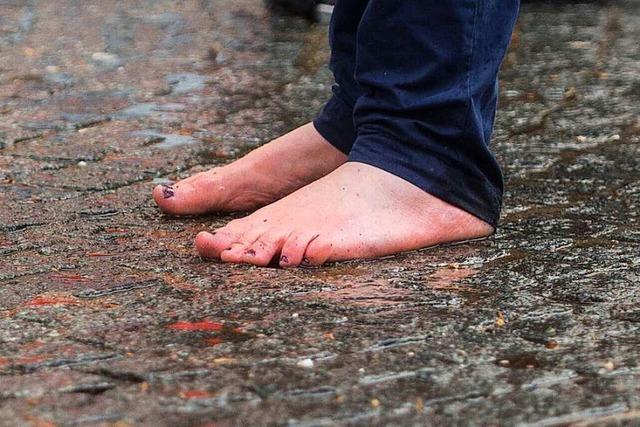 14-Jhrige alarmiert barfu die Polizei – Mutter hatte ihr die Stiefel weggenommen