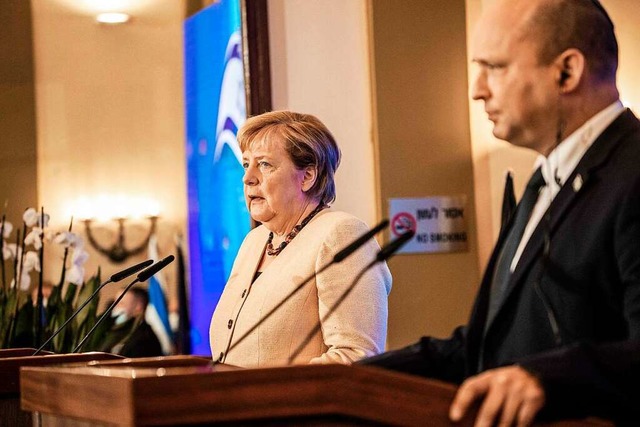 Angela Merkel und der israelische Ministerprsident Naftali Bennett  | Foto: Ilia Yefimovich (dpa)